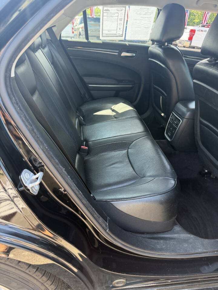 Used 2017 Chrysler 300 C RWD image 19