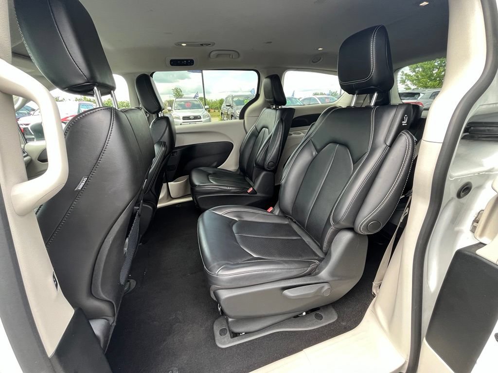 Used 2023 Chrysler Pacifica Touring-L FWD image 22