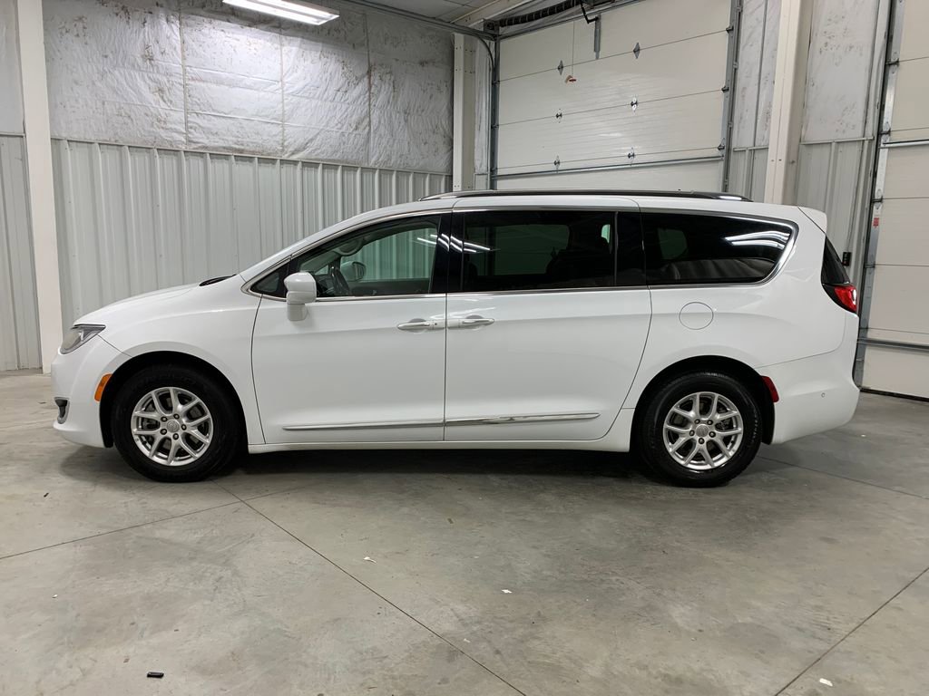 Used 2020 Chrysler Pacifica Touring-L FWD image 3