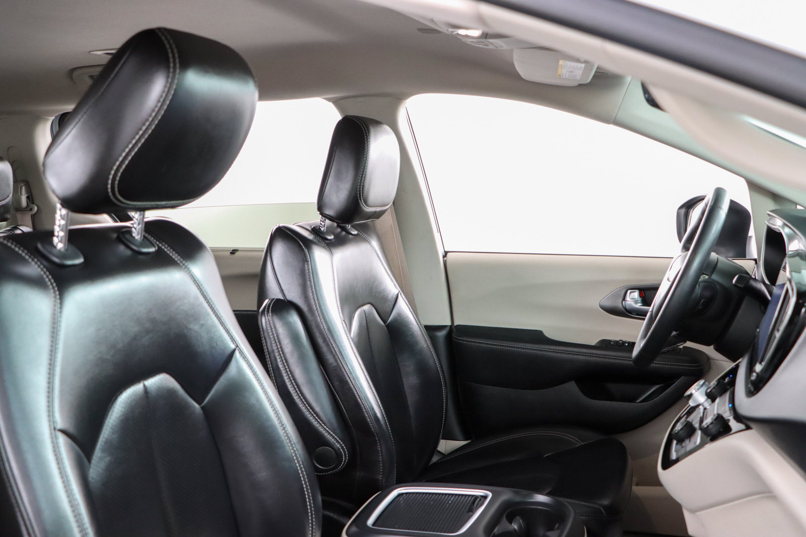 Used 2023 Chrysler Pacifica Touring-L FWD image 27