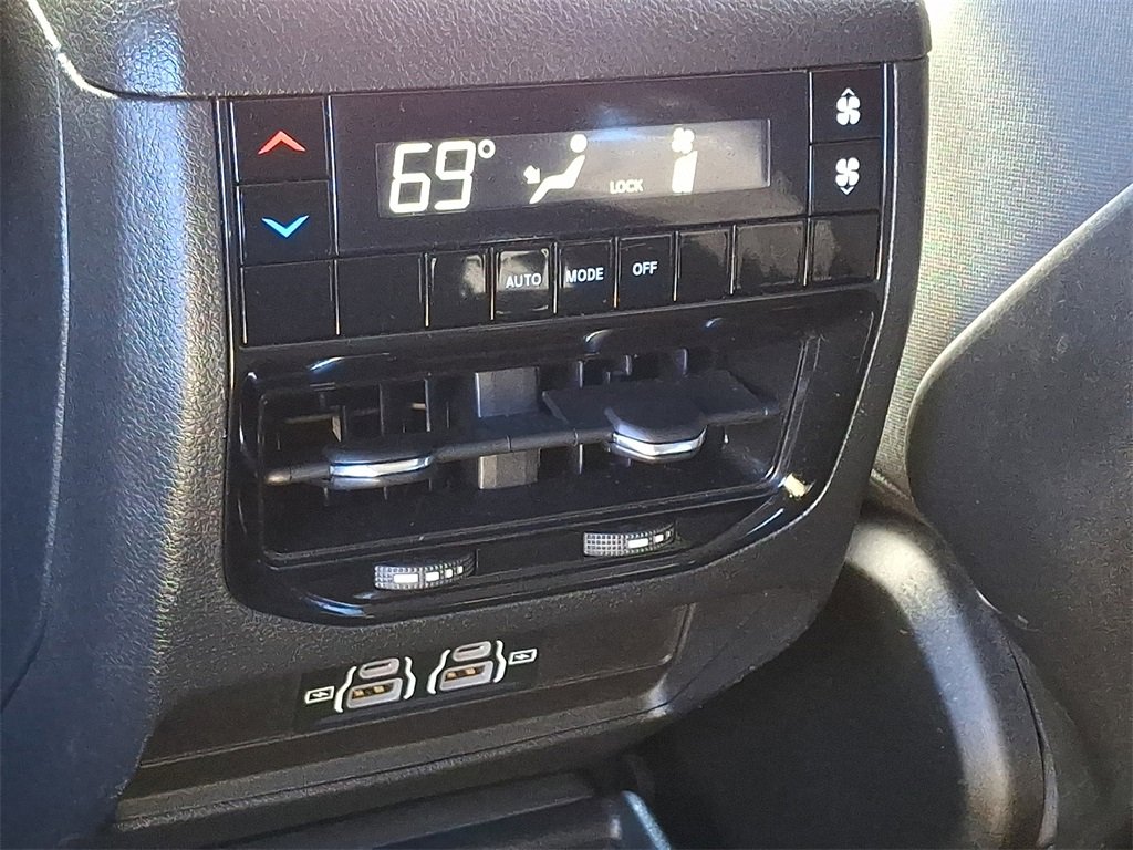 Used 2023 Jeep Grand Cherokee L Laredo image 12