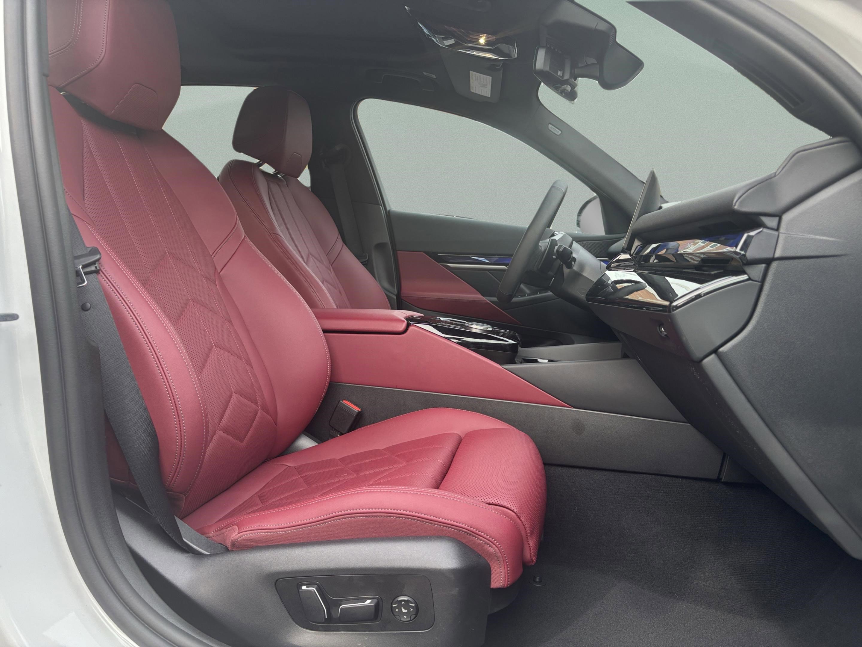 Used 2025 BMW 540i xDrive image 23