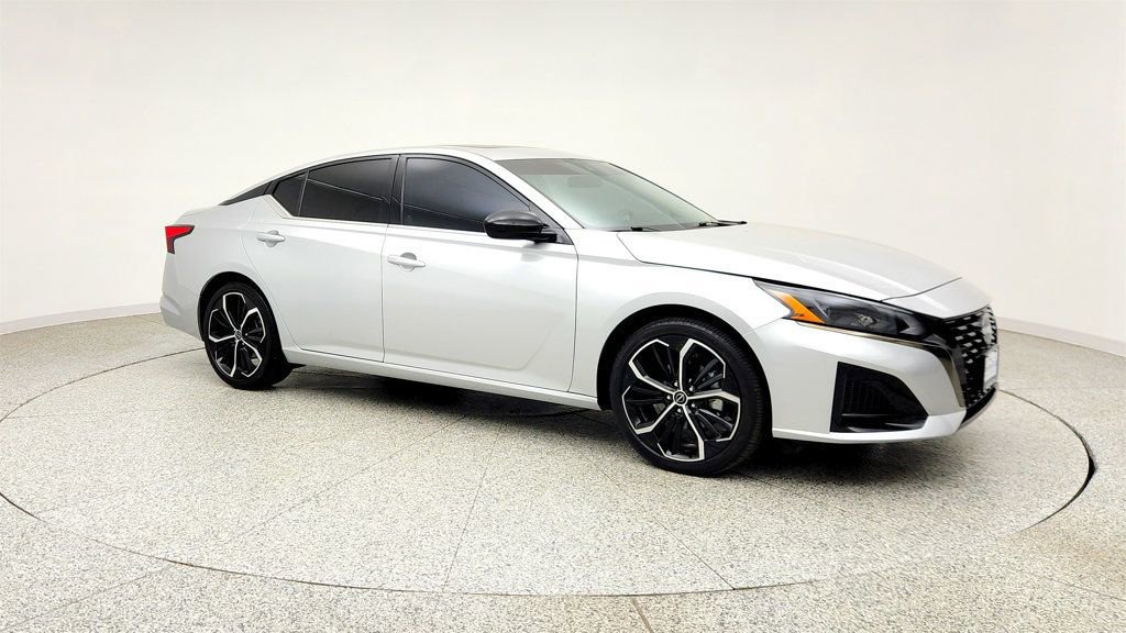 Used 2024 Nissan Altima 2.5 SR w/ SR Premium Package FWD image 3