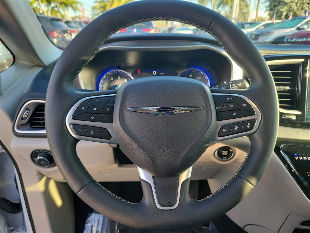 Used 2024 Chrysler Pacifica Touring-L image 17