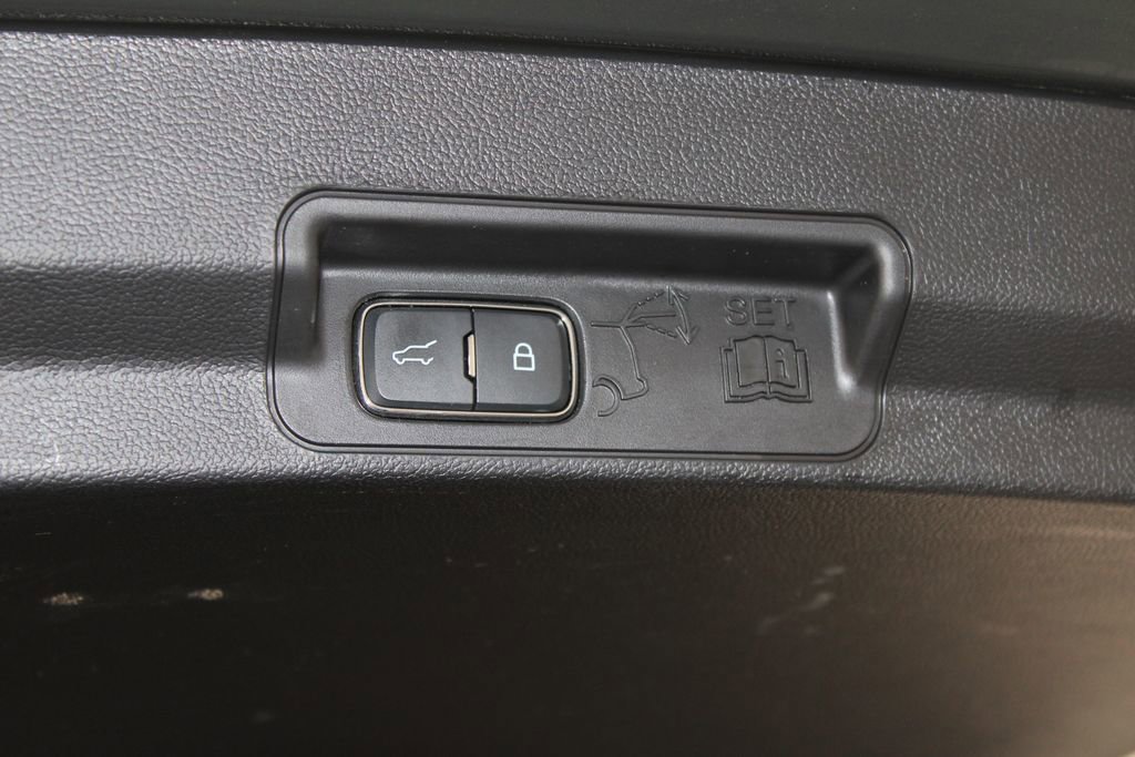 Used 2023 Ford Explorer XLT image 16