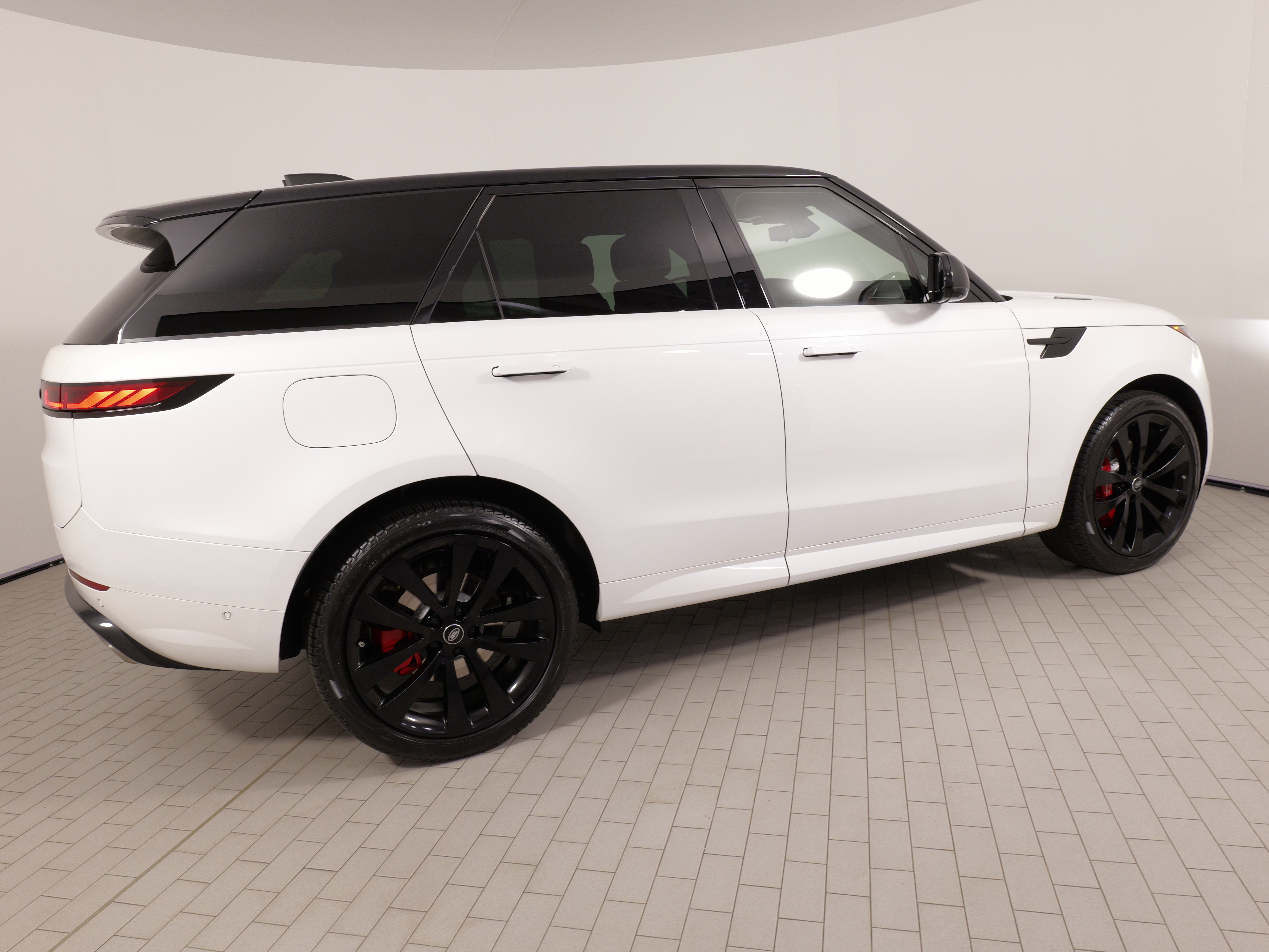 Used 2024 Land Rover Range Rover Sport Dynamic SE AWD/4WD image 9