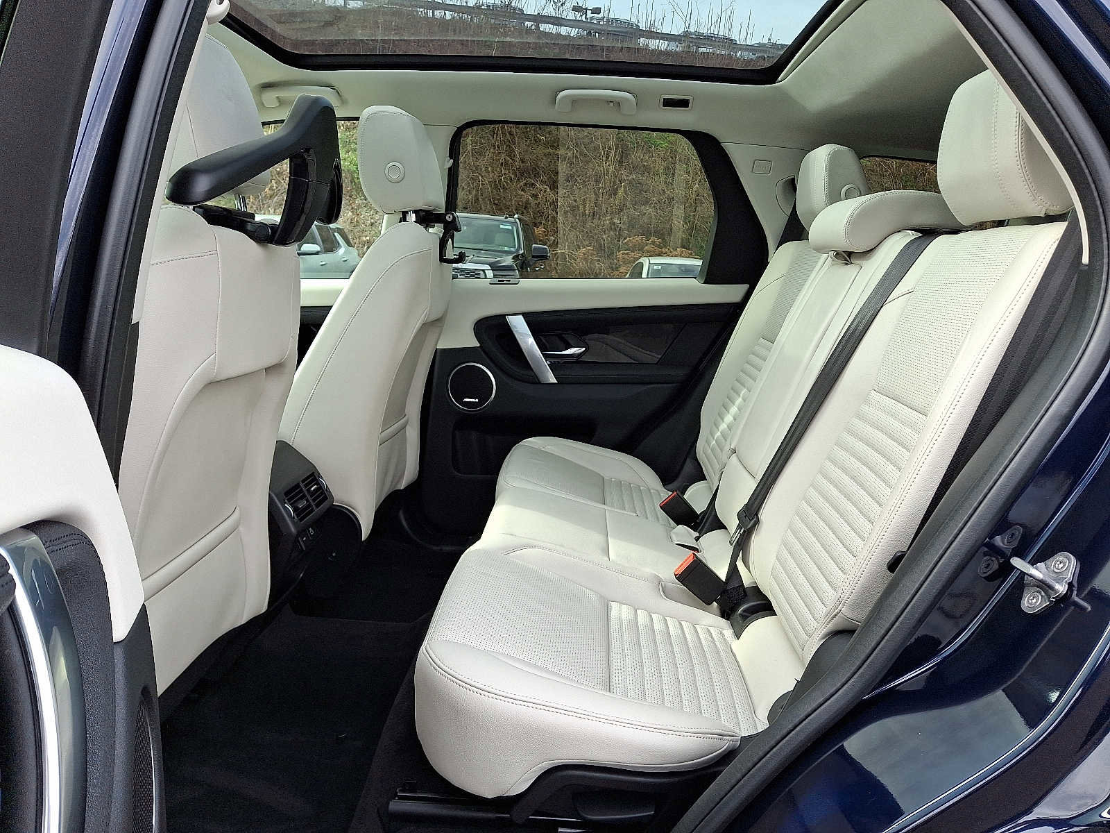 Used 2023 Land Rover Discovery Sport SE image 10