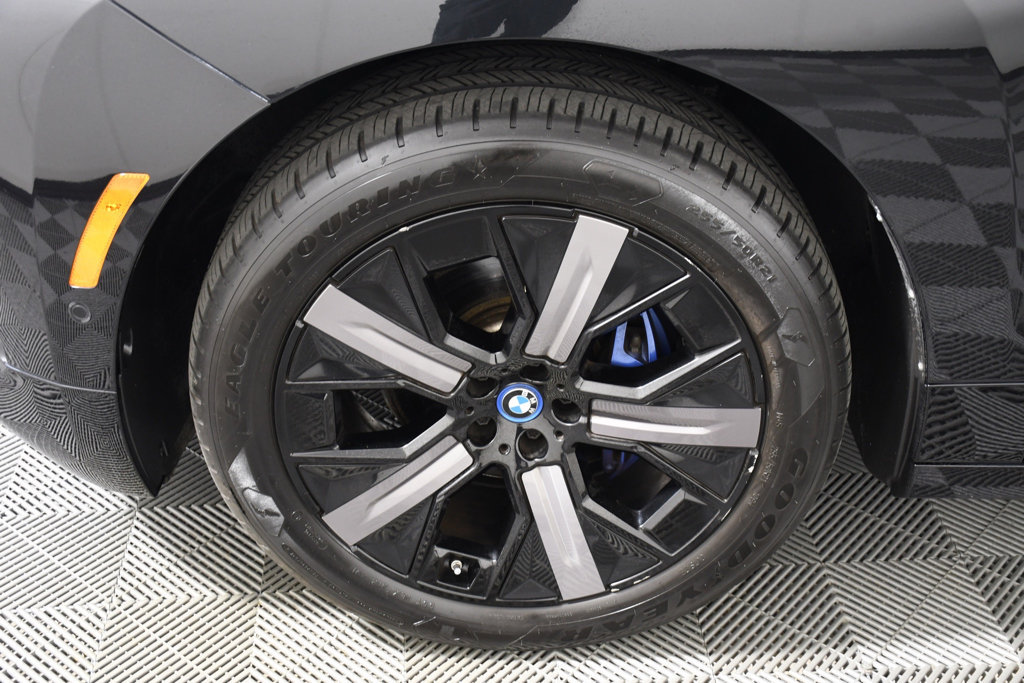 Used 2023 BMW iX xDrive50 w/ Sport Package AWD/4WD image 11