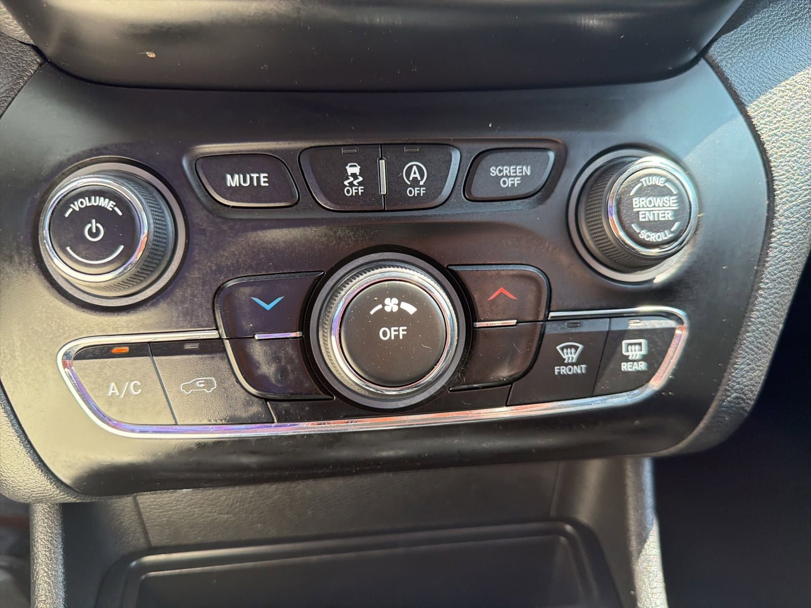 Used 2019 Jeep Cherokee Latitude Plus FWD image 18