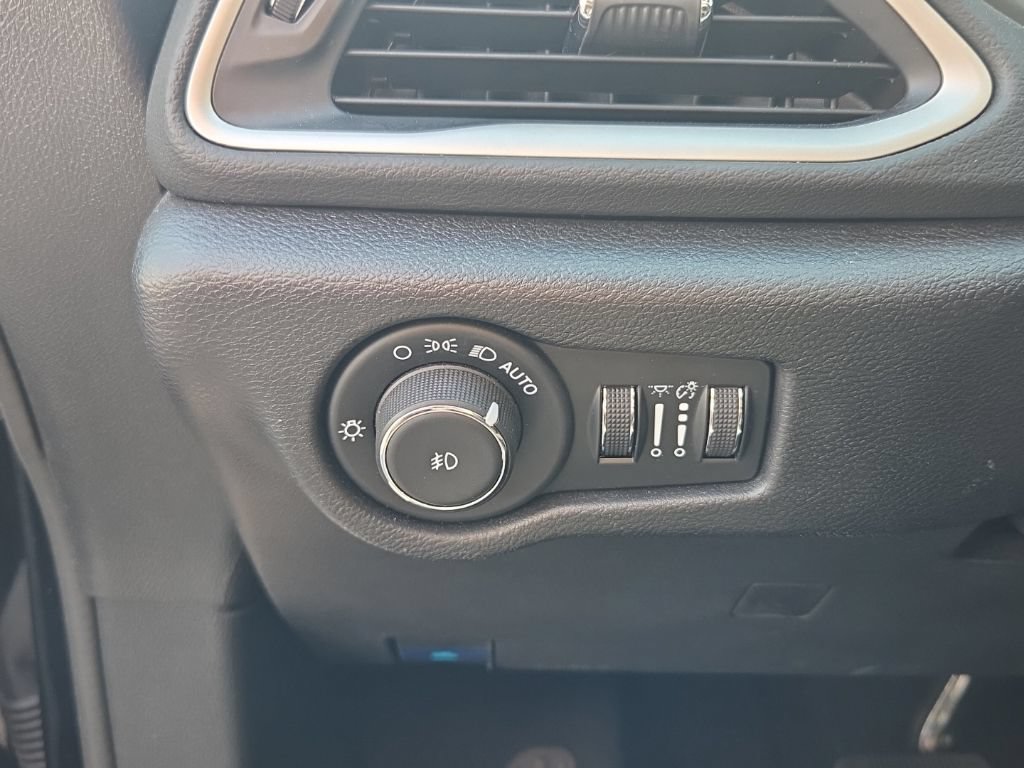 Used 2025 Chrysler Pacifica Select FWD image 30