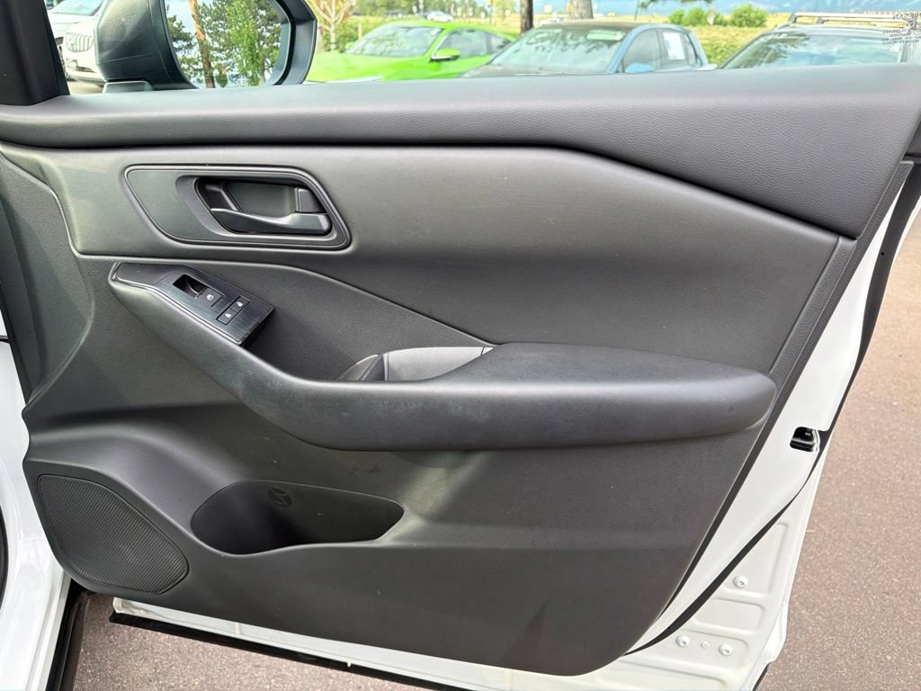 Used 2024 Nissan Rogue S AWD/4WD image 9
