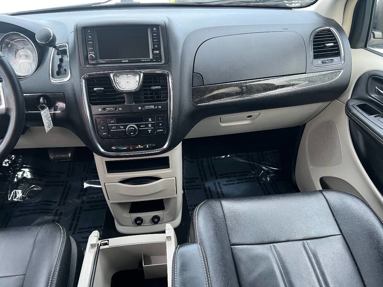 Used 2014 Chrysler Town & Country Touring image 35