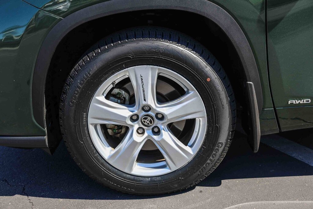 Used 2023 Toyota Highlander LE image 30