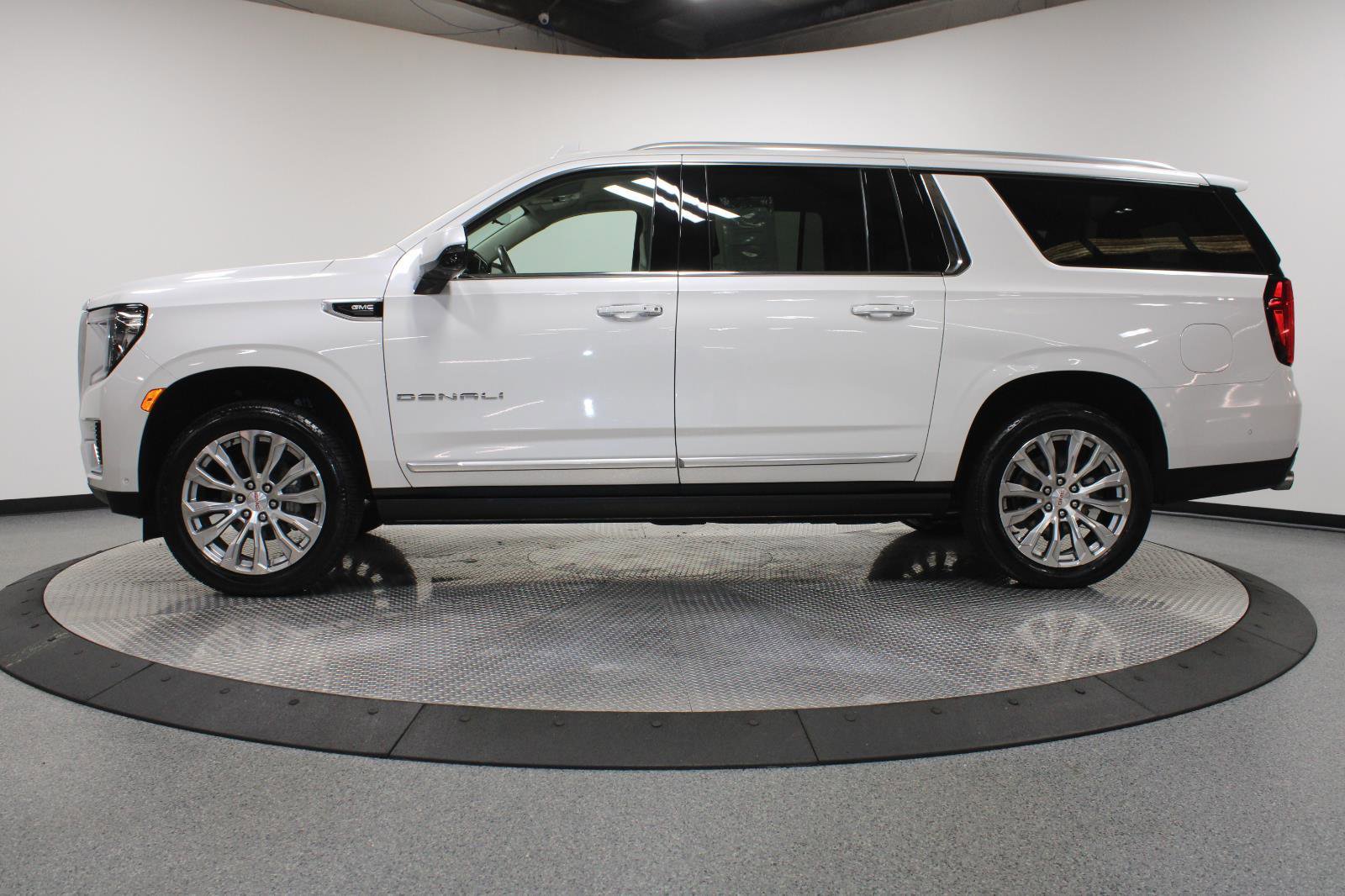 Used 2024 GMC Yukon XL Denali w/ Advanced Technology Package image 7