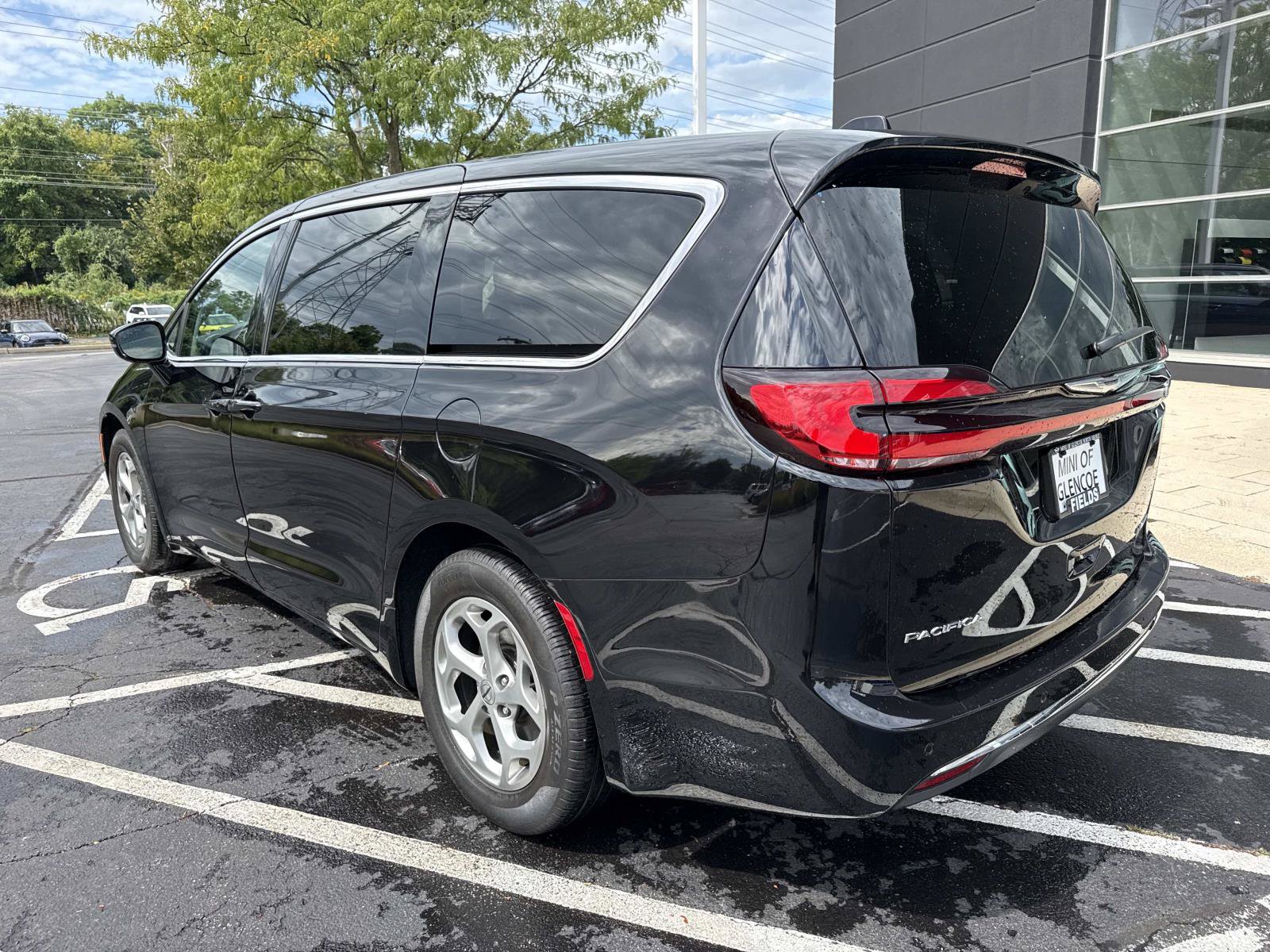 Used 2024 Chrysler Pacifica Limited FWD image 8
