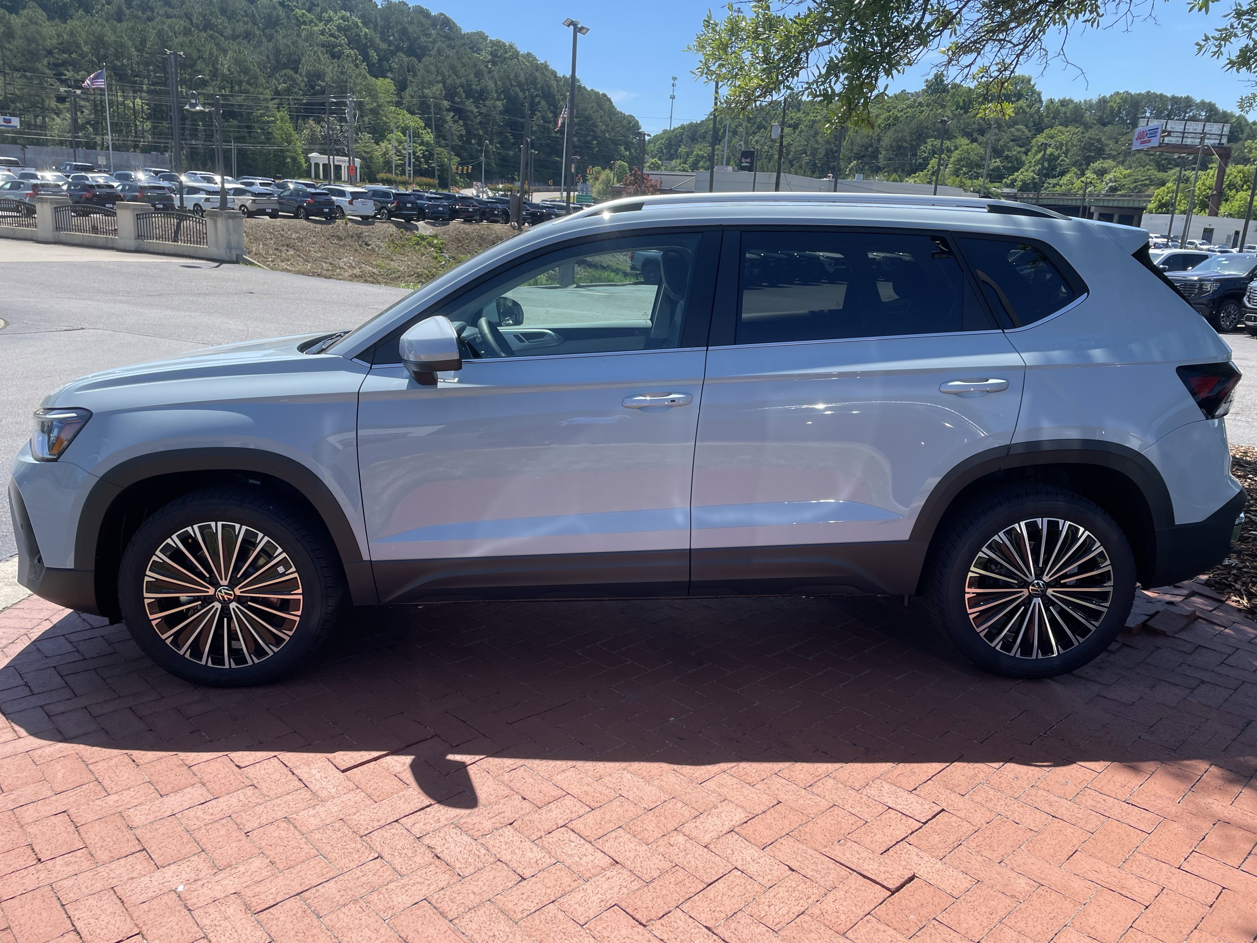 New 2026 Volkswagen Taos SE FWD image 7