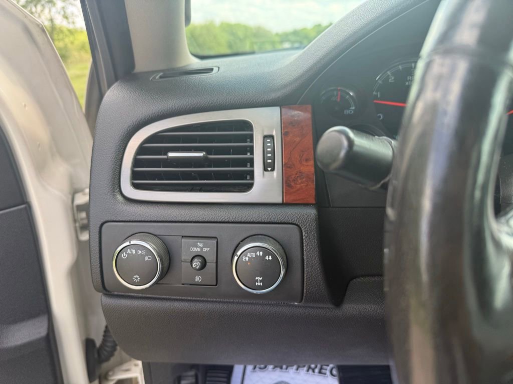 Used 2013 Chevrolet Avalanche LTZ AWD/4WD image 29