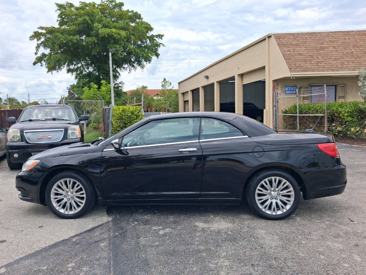 Used 2013 Chrysler 200 Limited FWD image 1