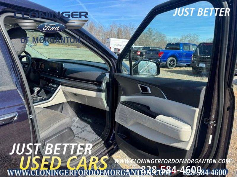 Used 2023 Kia Carnival LX image 17