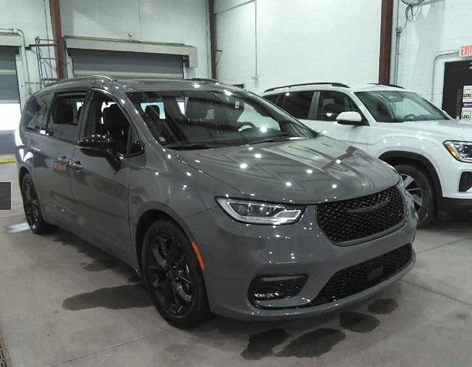 Used 2025 Chrysler Pacifica Limited image 2