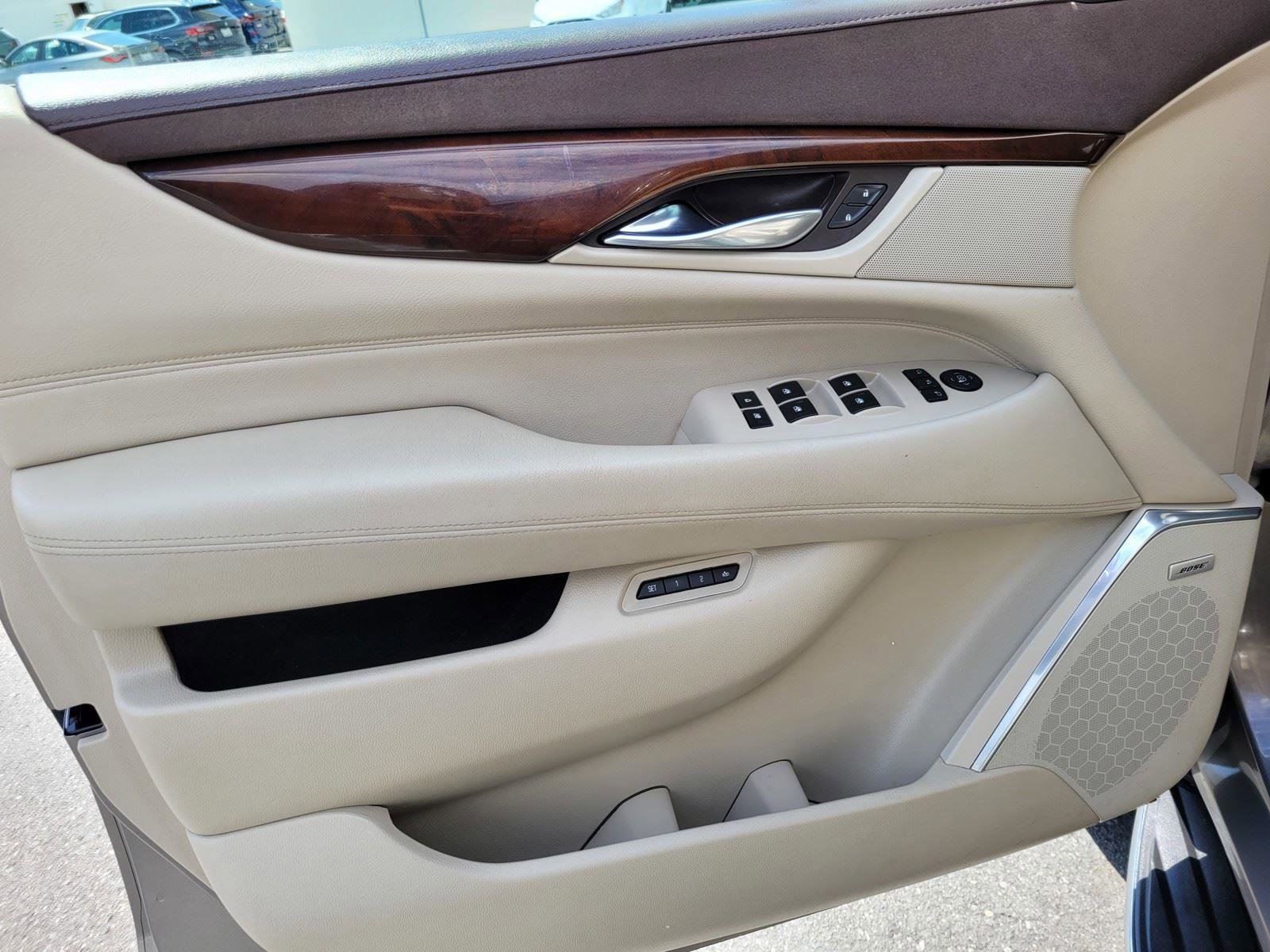 Used 2017 Cadillac Escalade Luxury AWD/4WD image 23