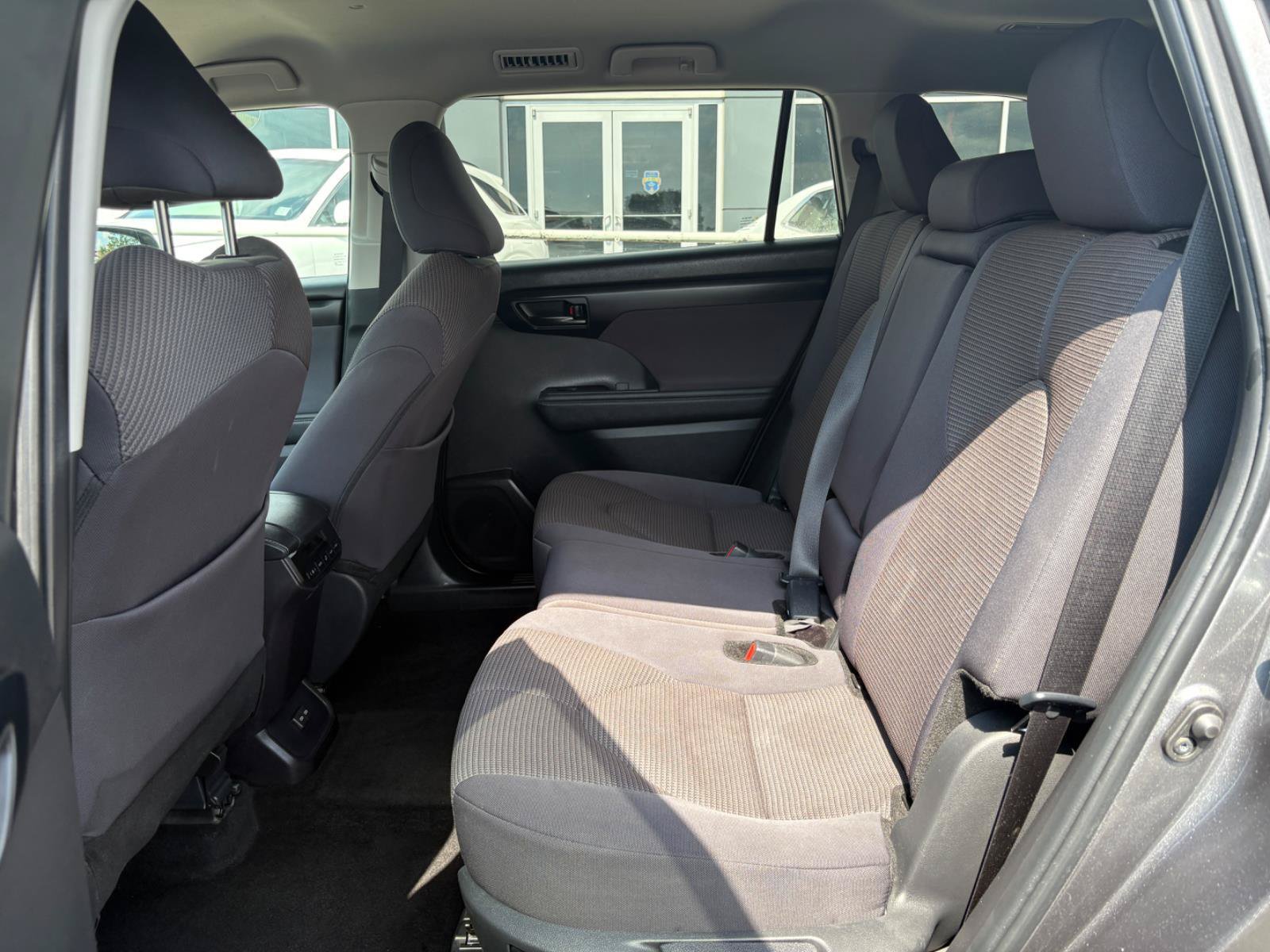 Used 2024 Toyota Highlander LE FWD image 18
