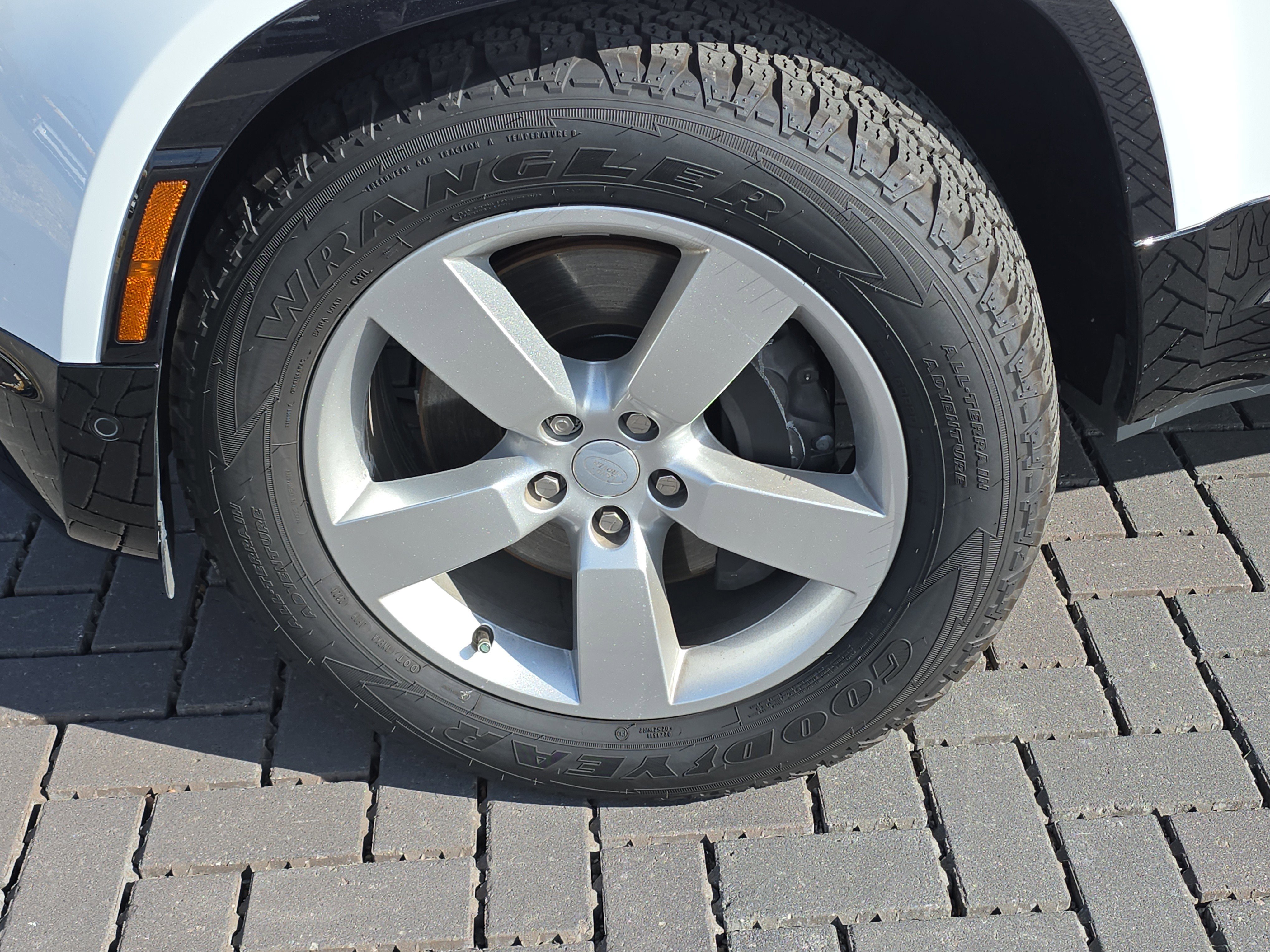 Used 2025 Land Rover Defender 110 X-Dynamic SE image 11