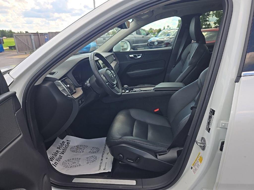 Used 2022 Volvo XC60 B5 Momentum AWD/4WD image 34