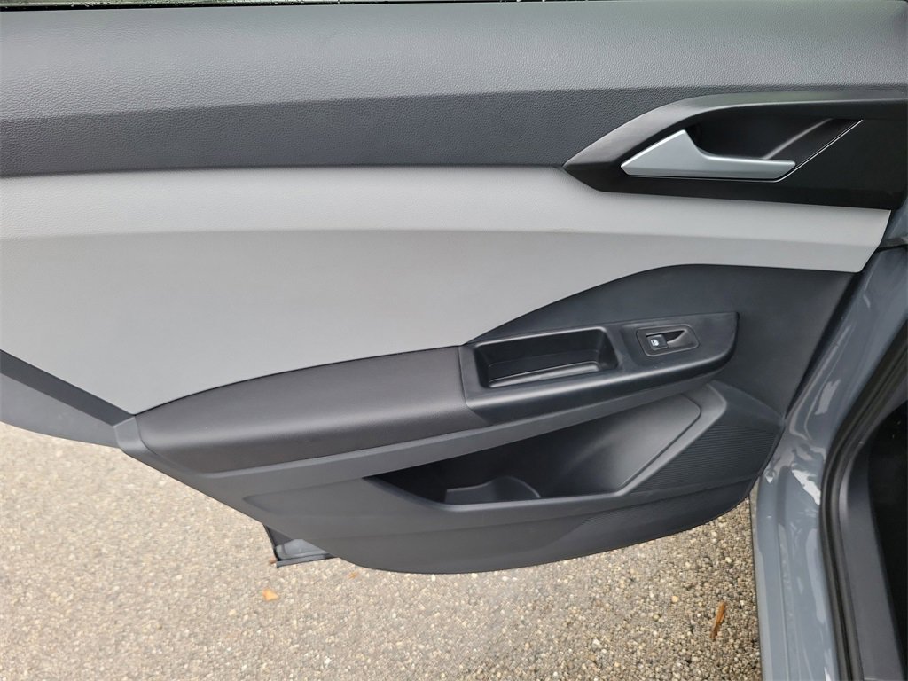 Used 2023 Volkswagen Taos SE w/ Black Wheel Package image 11