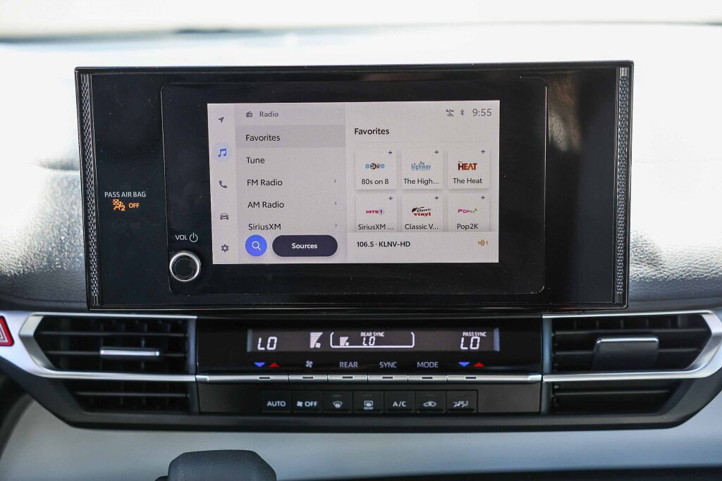 Certified 2025 Toyota Sienna LE FWD image 4