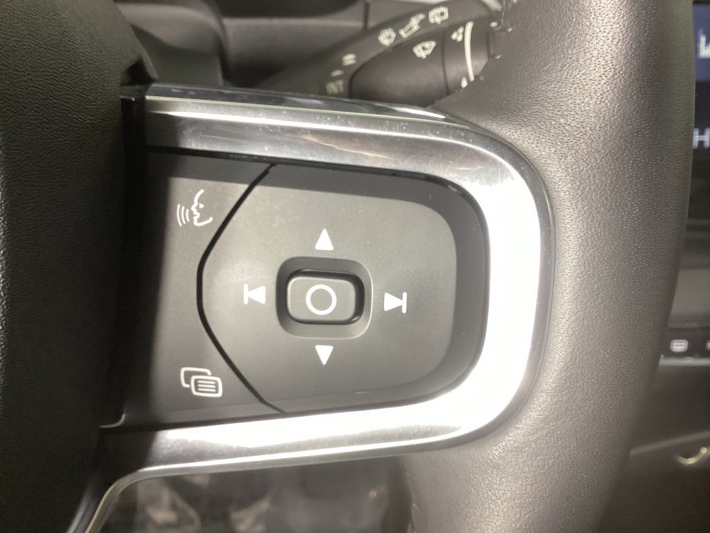 Used 2021 Volvo XC40 T5 Momentum w/ Premium Package image 25