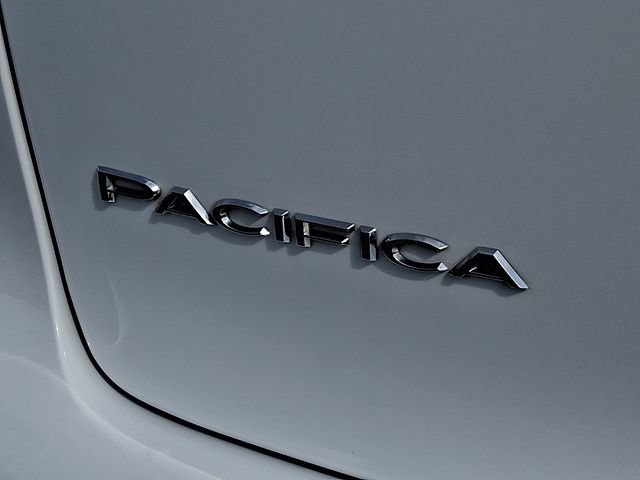 Used 2024 Chrysler Pacifica Touring-L FWD image 10