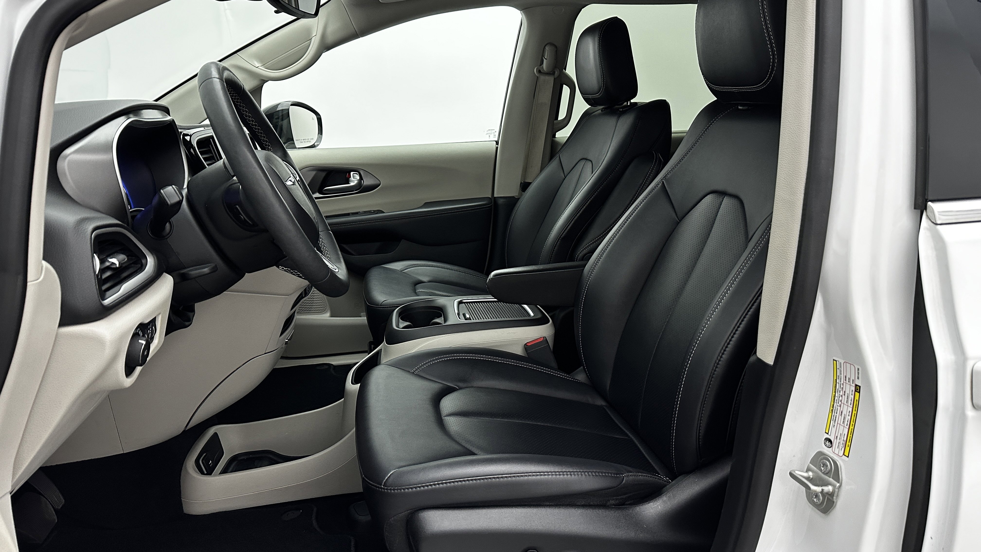 Used 2024 Chrysler Pacifica Touring-L image 14