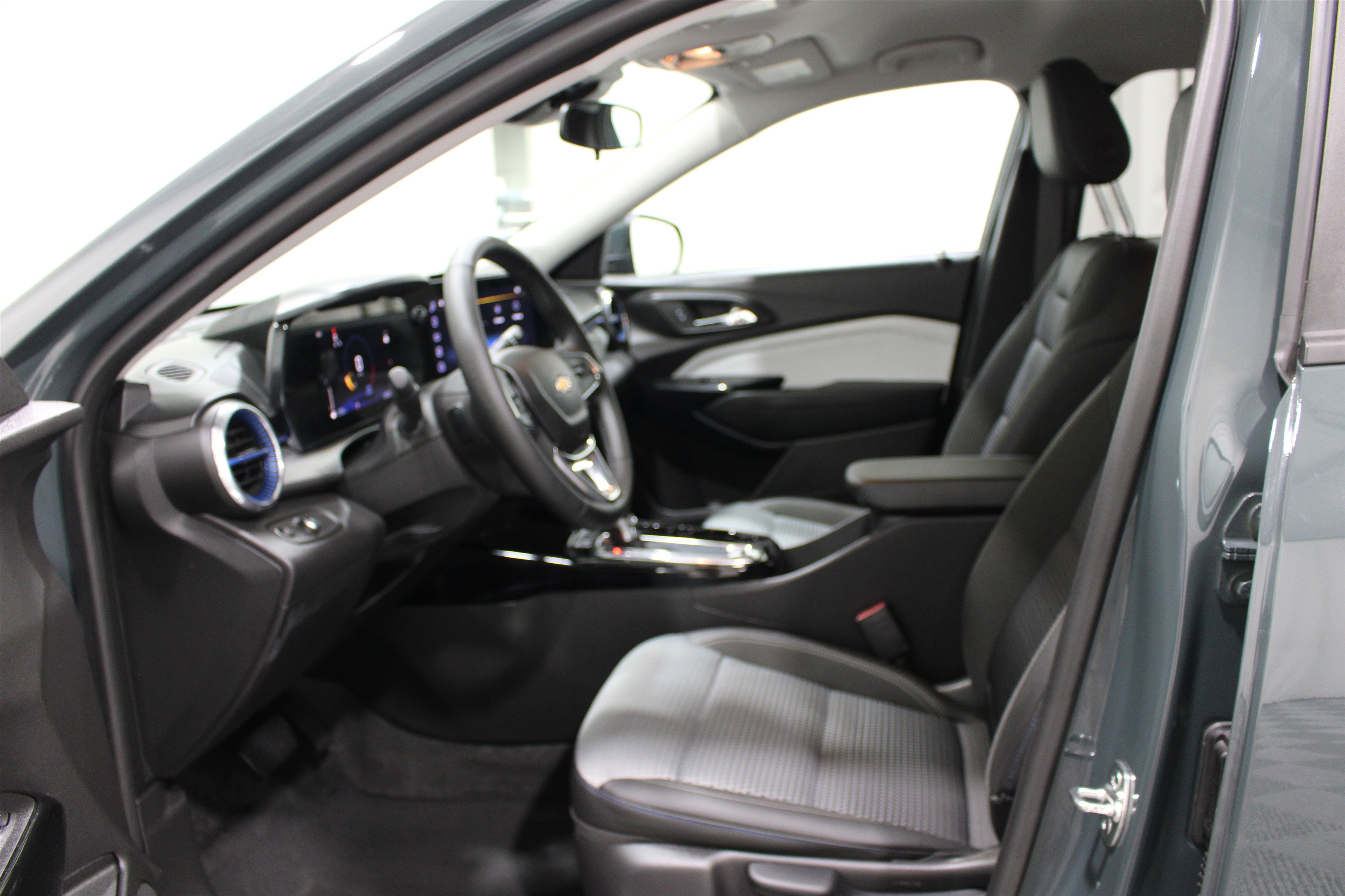 Used 2025 Chevrolet Trax LT w/ LT Convenience Package FWD image 3