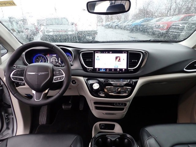 Used 2024 Chrysler Pacifica Touring-L image 20