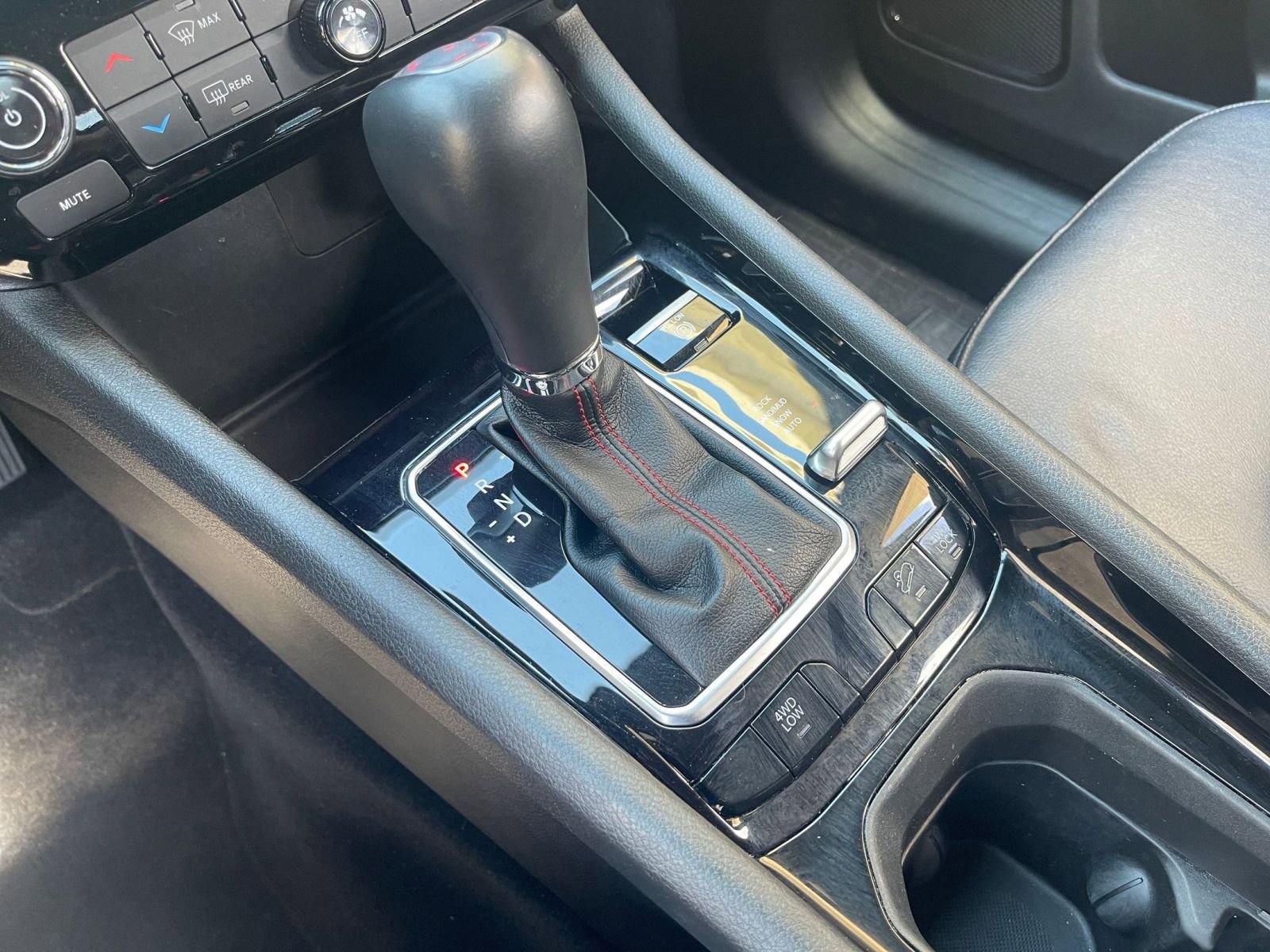 Used 2025 Jeep Compass Trailhawk image 40