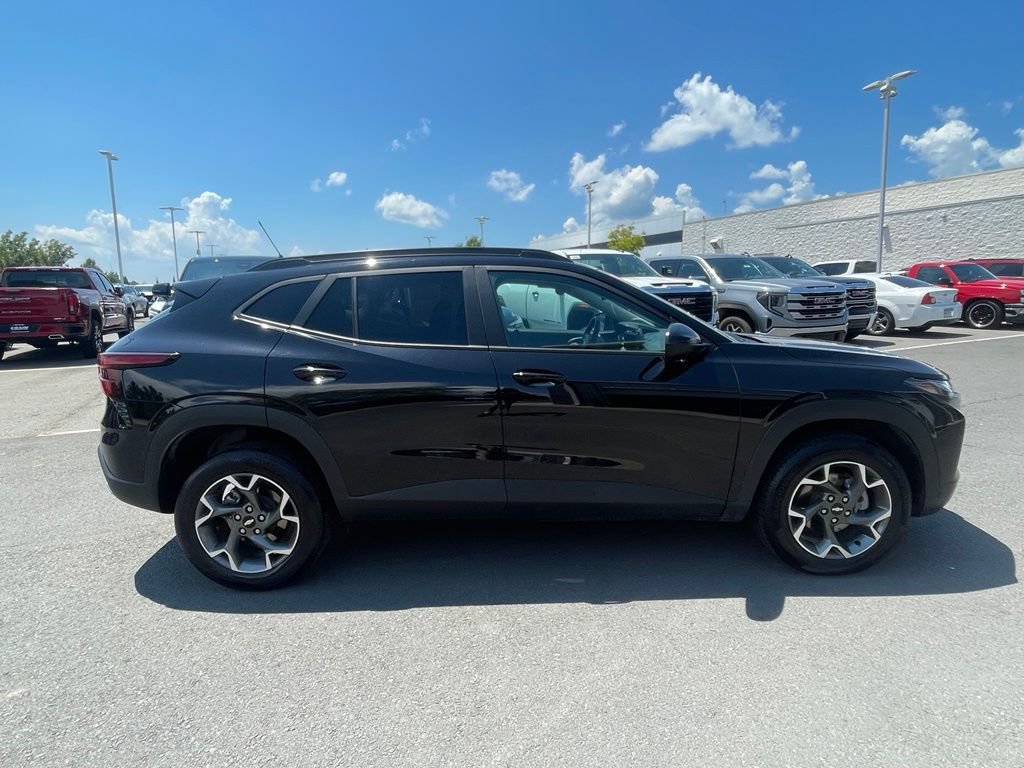 Used 2025 Chevrolet Trax LT FWD image 8