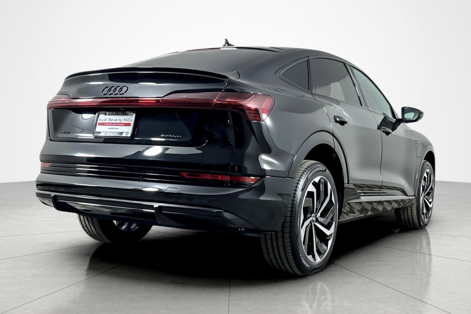 Used 2023 Audi e-tron Premium Plus w/ Premium Plus Package image 5
