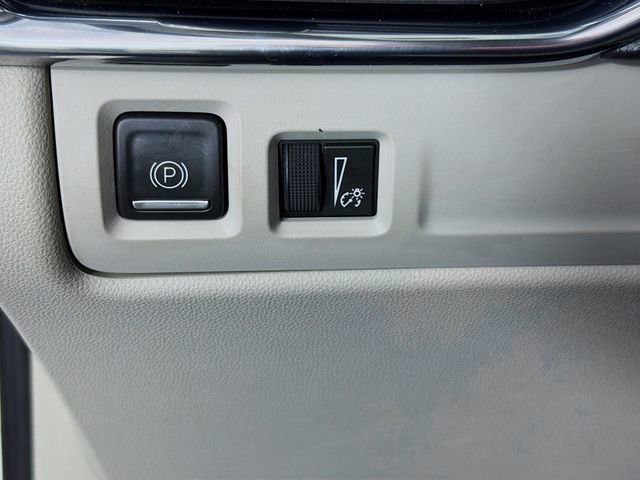 Used 2023 Cadillac XT4 Luxury w/ Cold Weather Package AWD/4WD image 10