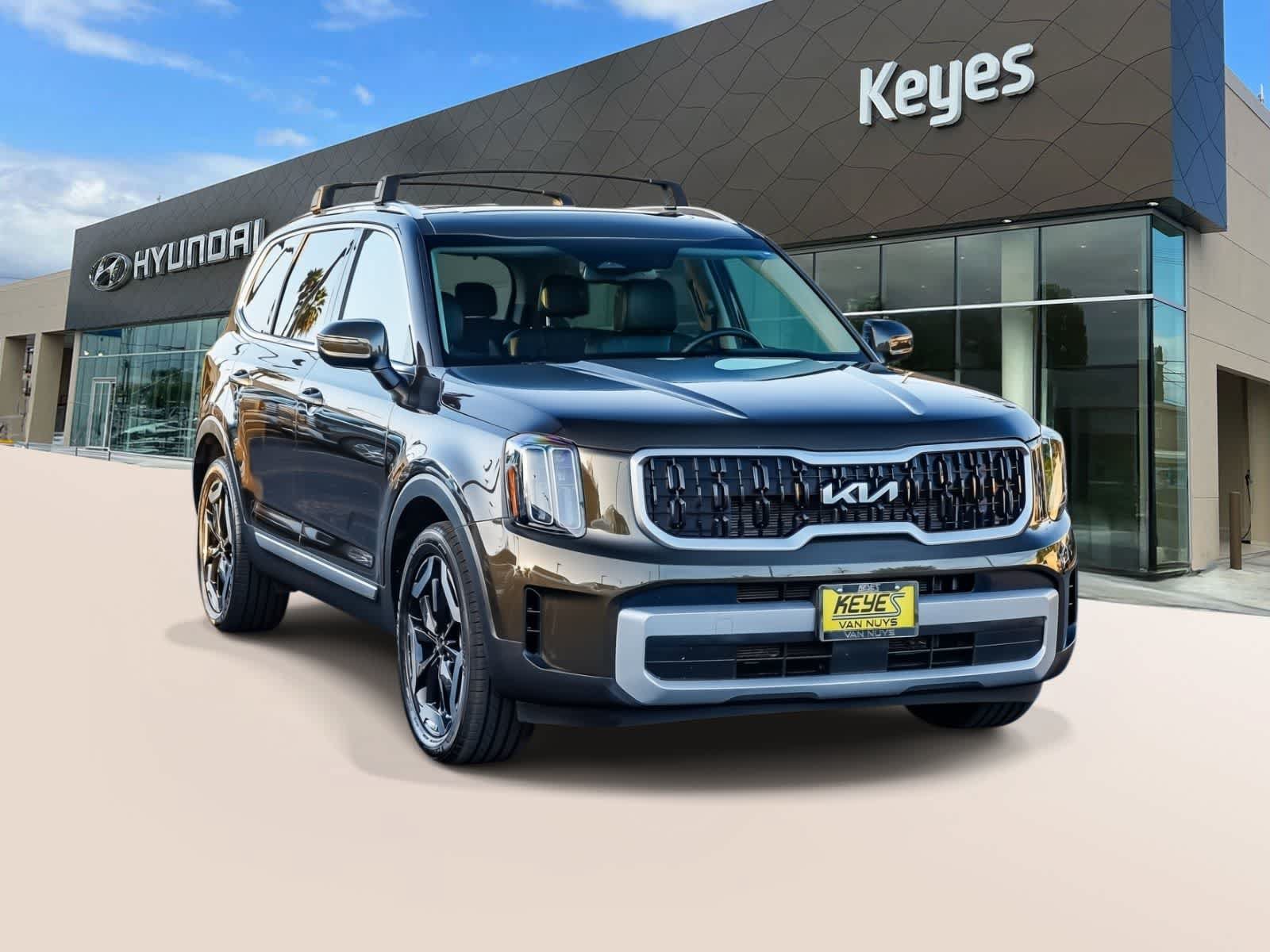 Used 2024 Kia Telluride EX w/ EX Captain's Chair Package AWD/4WD image 3