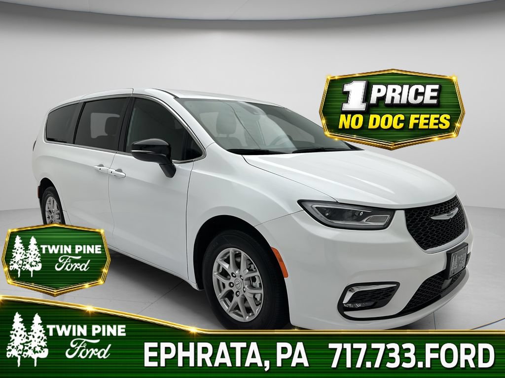 Used 2025 Chrysler Pacifica Select