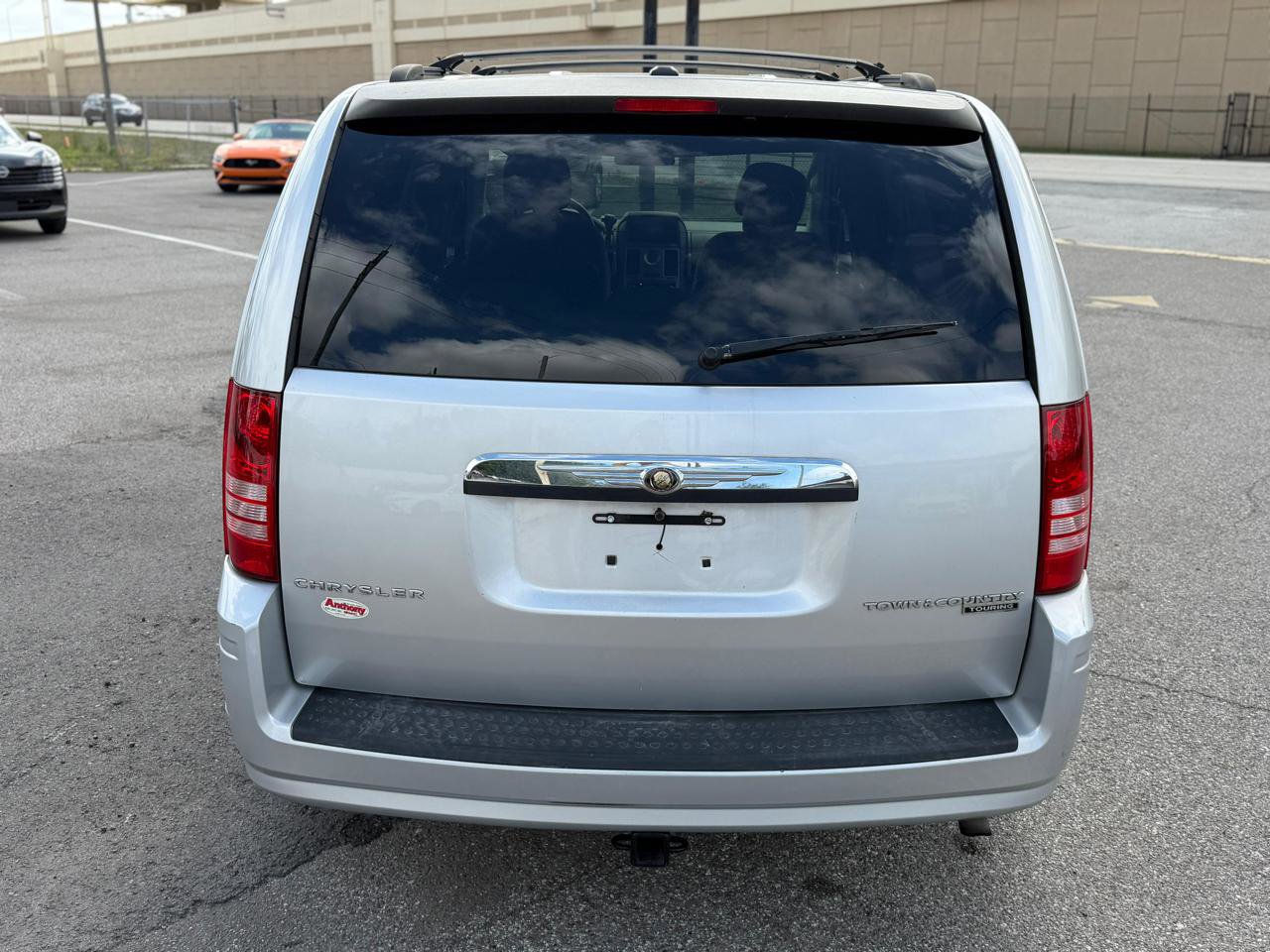 Used 2010 Chrysler Town & Country Touring FWD image 5