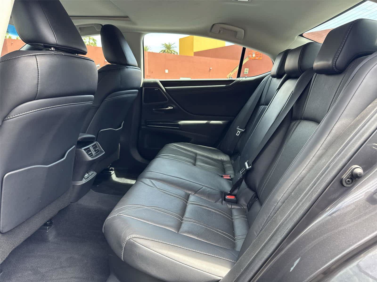 Used 2025 Lexus ES 300h w/ Luxury Package FWD image 14