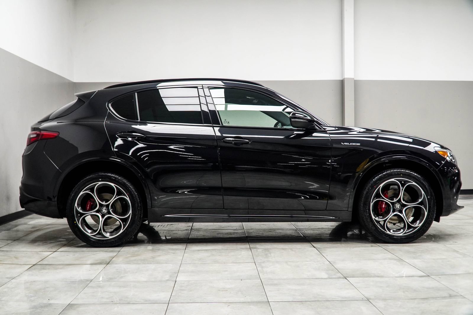 Used 2023 Alfa Romeo Stelvio Veloce image 7