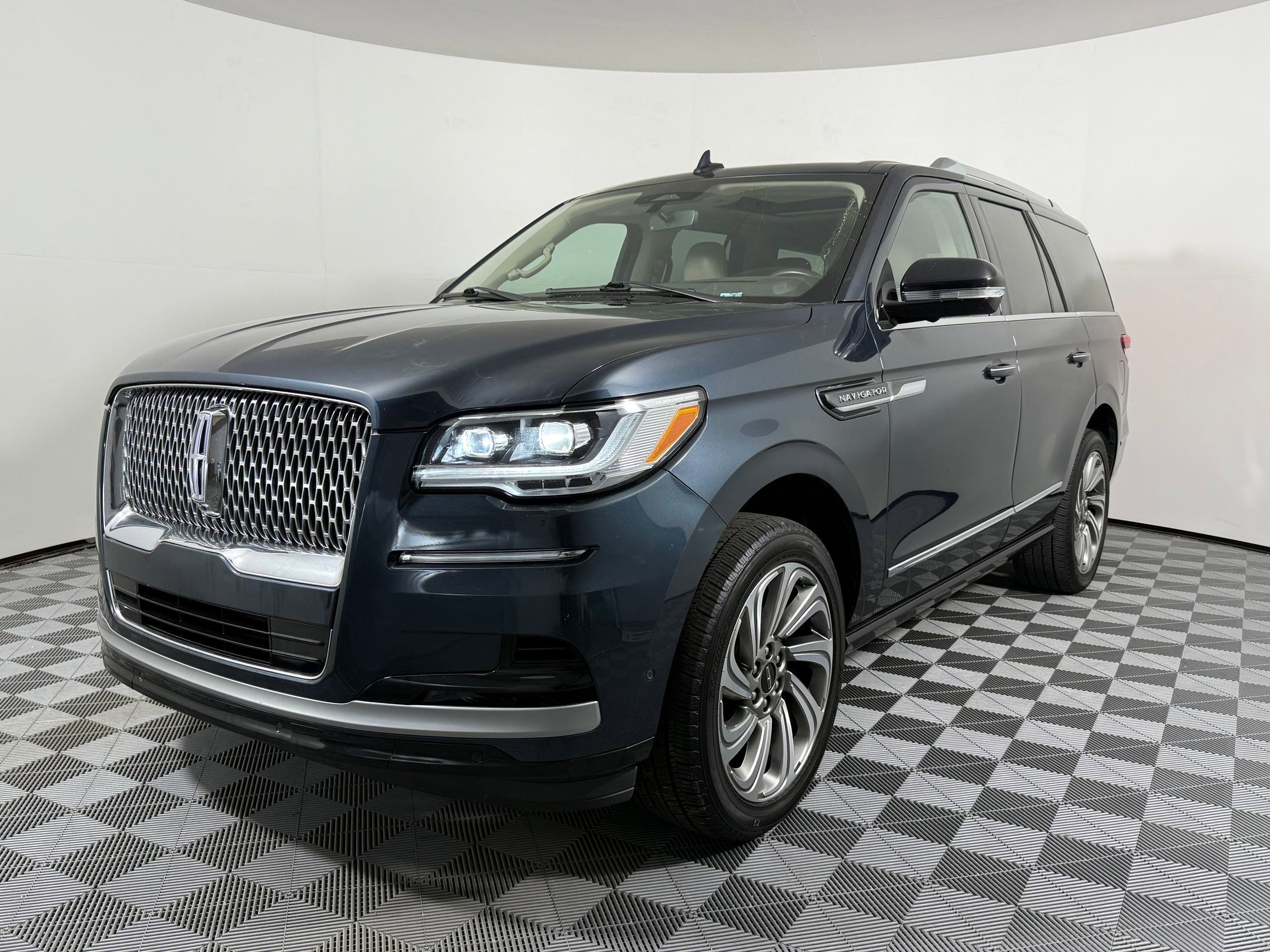 Used 2022 Lincoln Navigator Reserve image 1