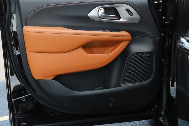 New 2026 Chrysler Pacifica Pinnacle AWD/4WD image 16
