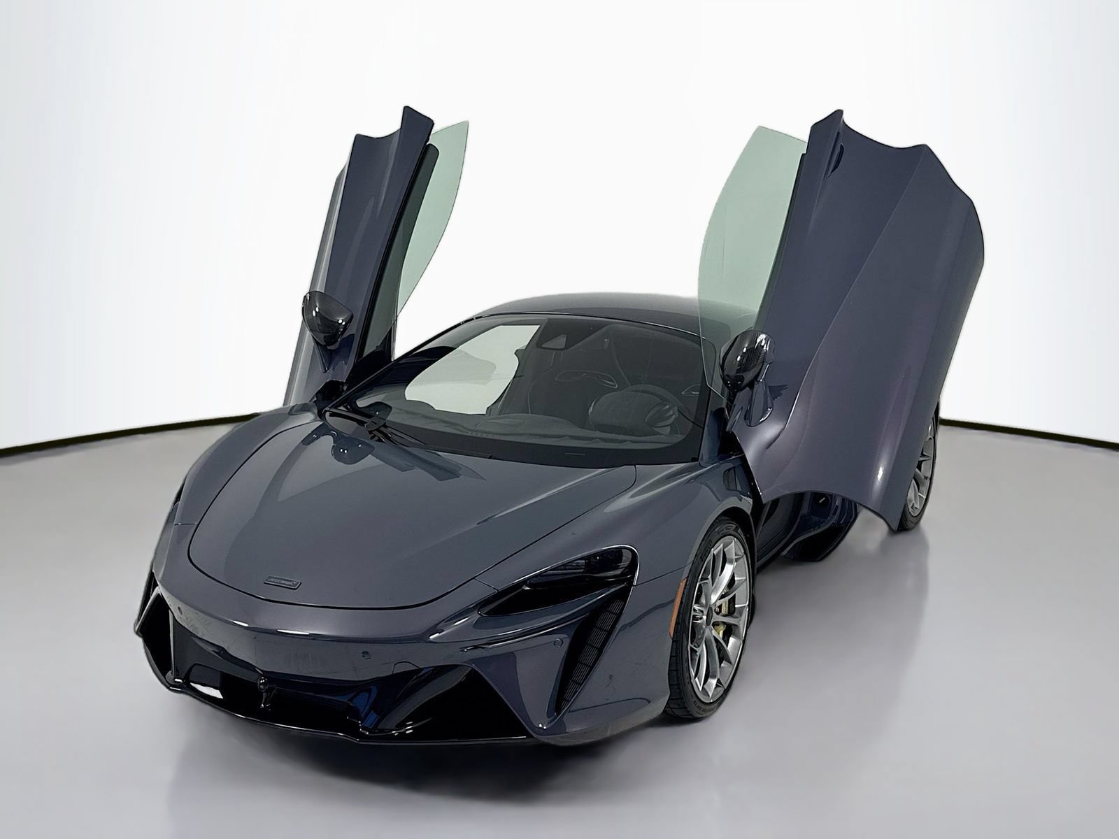 Used 2025 McLaren Artura RWD image 3