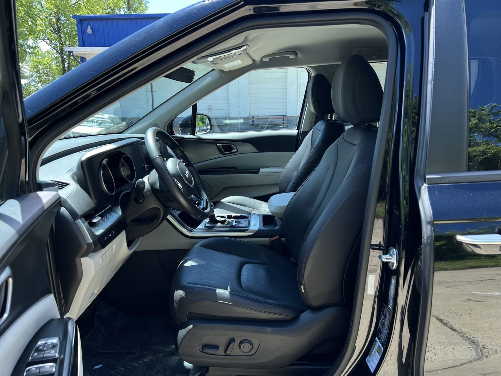 Used 2024 Kia Carnival LX FWD image 26