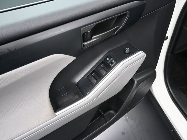 Used 2021 Toyota Highlander LE AWD/4WD image 19