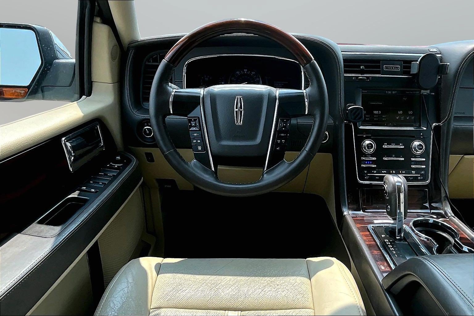 Used 2015 Lincoln Navigator 4WD w/ Equipment Group 101A Reserve image 5